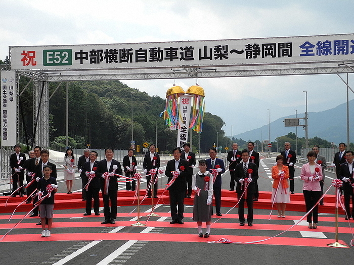 The ribbon cutting ceremony and the opening of the kusudama ball. Governor Kotaro Nagasaki is on the left in the center, and Shizuoka Governor Heita Kawakatsu is on the right. The ribbon cutting ceremony and the opening of the kusudama ball. Governor Kotaro Nagasaki is on the left in the center, and Governor Heita Kawakatsu of Shizuoka Prefecture is on the right. Photo by Kenji Noro at 11:30 a.m. on August 29, 2021 in Wada, Minobu Town.