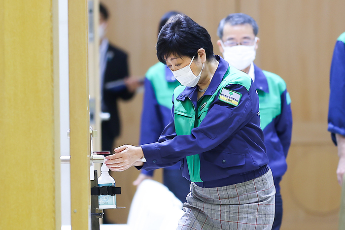 New Corona Infections: Tokyo Metropolitan Government s Monitoring Conference Tokyo Governor Yuriko Koike attends the 61st Tokyo Monitoring Conference on Novel Coronavirus Infections. Governor Koike disinfects her hands and fingers at the entrance, September 2, 2021.  Photo by Pasya AFLO 