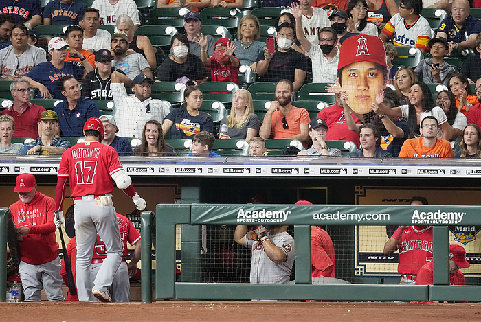Fans cheer for Angels Shohei Ohtani  second from left  as he returns to the bench with a large portrait in his hand during the eighth inning between the Astros and Angels at Minute Maid Park on September 11. 20210911 Location Houston, Texas, USA Fans cheer on Shohei Ohtani of the Angels  second from left  as he returns to the bench with a large mug shot in his hand in the eighth inning against the Astros at Minute Maid Park on September 11, 20210911 photo date Houston, Texas, USA