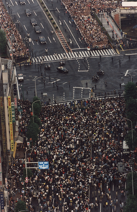 Parade near the Yotsuya Mitsuke intersection for the wedding ceremony of His Imperial Highness the Crown Prince The Crown Prince and Princess of Japan s motorcade parading through the Yotsuya Mitsuke intersection filled with celebrants, photographed from a helicopter.
