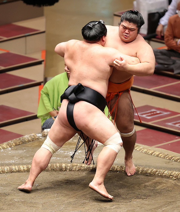 Autumn Sumo Tournament, Day 7 Sumo wrestler Myogiryu defeats Shimanoumi  right  by yori giri on the seventh day of the Grand Sumo Tournament, September 18, 2021  photo date: 20210918   Location: Ryogoku Kokugikan