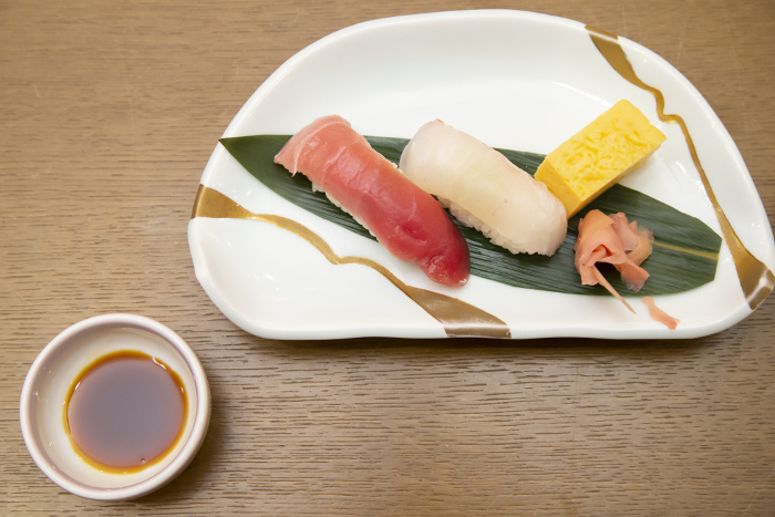 Sushi set with tuna, hamachi, egg, and gari