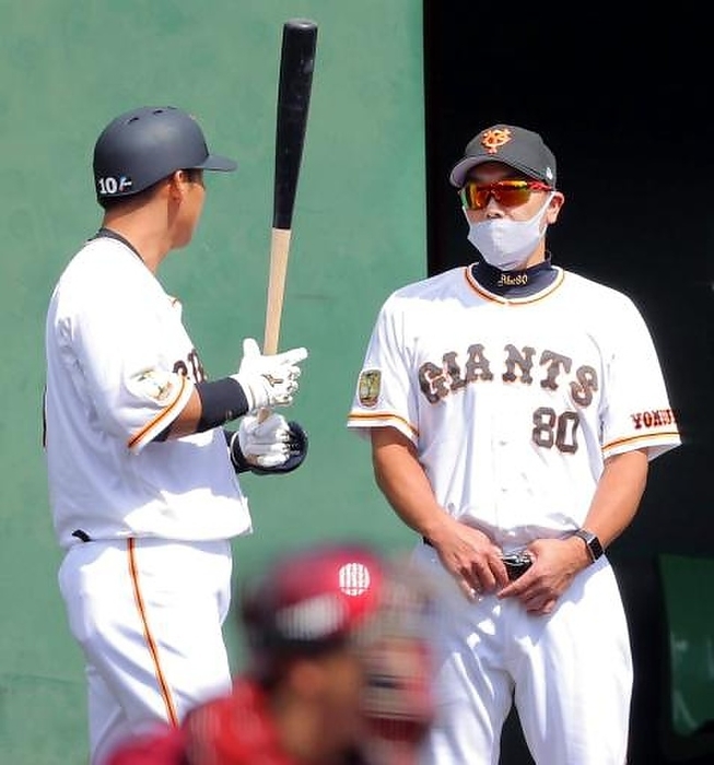 2021 Eastern League Eastern League. Giants Rakuten. Shinnosuke Abe, manager of the second team, talks with Sho Nakata  left  during the game. Photo taken September 16, 2021 at the Giants stadium. 