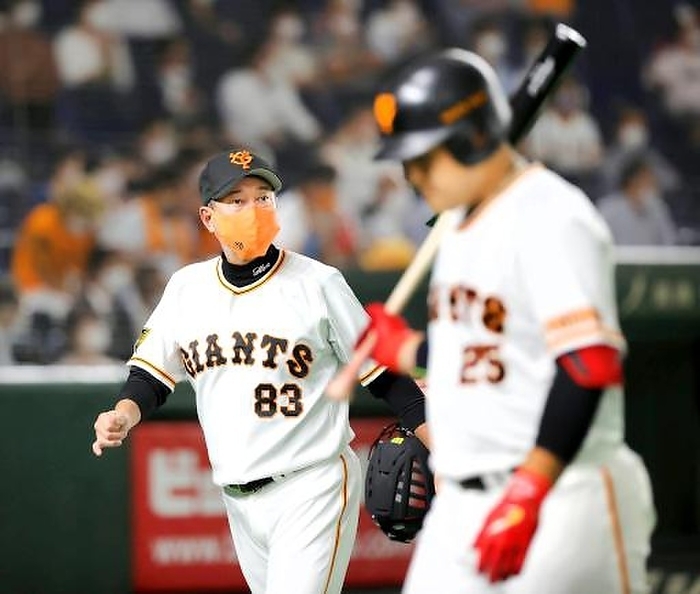 2021 Professional baseball Giants and Yakult: Giants manager Tatsunori Hara  left  returns to the bench after telling the umpire to change pitchers with Kazuma Okamoto  front  striking out in the second inning of the sixth inning. Photo taken on September 17, 2021 at Tokyo Dome. 