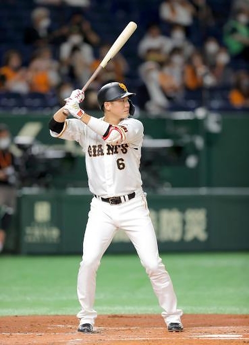 2021 Professional Baseball Giants and Yakult. 1st inning, Giants  Hayato Sakamoto in position. Taken at Tokyo Dome on September 18, 2021. 