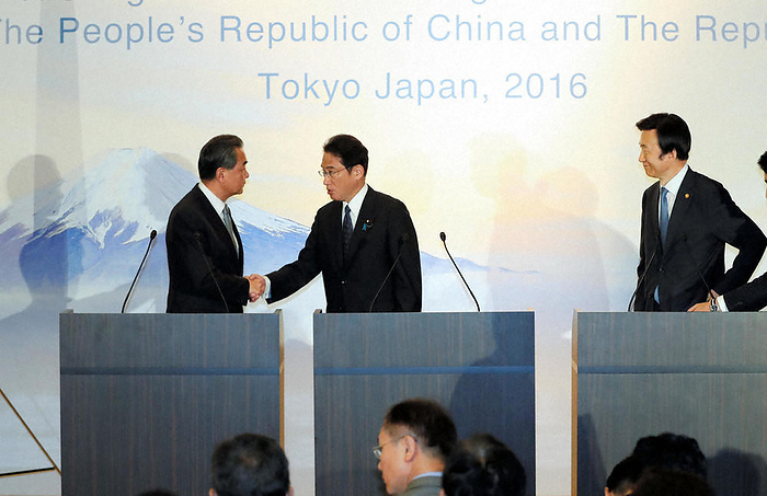 Trilateral Foreign Ministers Meeting Joint Press Conference Chinese Foreign Minister Wang Yi and Foreign Minister Fumio Kishida shake hands  from left  after the joint press conference. On the right is South Korean Foreign Minister Yun Byung se at the Iikura Koukan in Minato ku, Tokyo, at 0:50 p.m. on August 24, 2016  representative photo .
