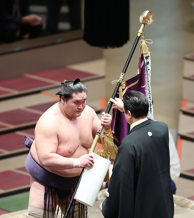 Terunofuji wins for the fifth time, becoming the ninth yokozuna in history to win the Grand Sumo Tournament. Yokozuna Terunofuji receives the championship flag from Isekehama  right , the head of the judging committee, after winning the makuuchi division championship at the final day of the Grand Sumo Tournament, September 26, 2021  Location Ryogoku Kokugikan