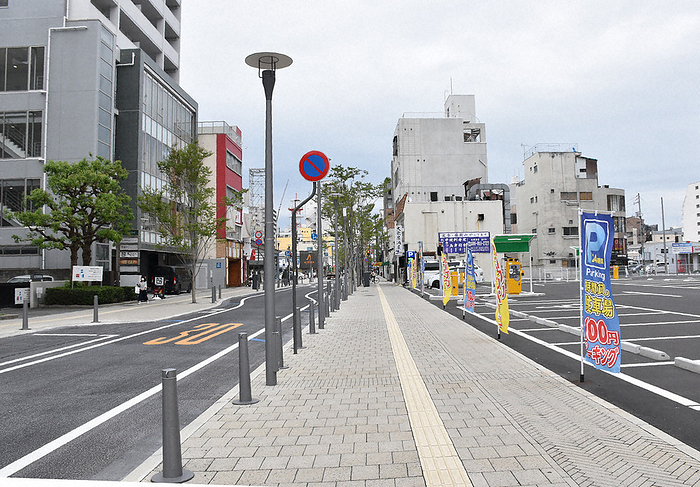The prefectural government has made the street into a single lane in order to create a lively pedestrian environment, but during the daytime on weekdays, there are few people on the street. Parking lots are conspicuous in the center of the city. The prefectural government has made the street into a single lane in an effort to create a lively pedestrian environment, but during the daytime on weekdays, the street is sparsely populated. In the center of the city, parking lots are conspicuous in Saiwai cho, Kita Ward, Okayama City.