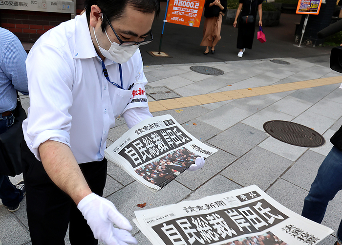 People receive extra edition newspapers which report Fumio Kishida won the presidential election of the ruling Liberal Democratic Party September 29, 2021, Tokyo, Japan   A newspaper company Yomiuri employee gives an extra edition newspaper which reports former Foreign Minister Fumio Kishida won the presidential election of the ruling Liberal Democratic Party  LDP  to customers in Tokyo on Wednesday, September 29, 2021. Kishida defeated Administrative Reform Minister Taro Kono in a runoff vote, to become the next prime minister.     Photo by Yoshio Tsunoda AFLO  