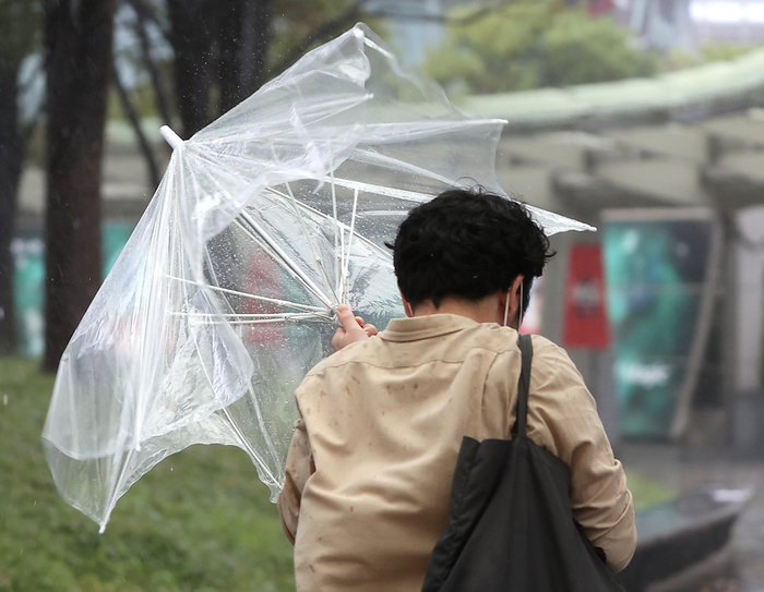 A large typhoon Mindulle appraches Tokyo and Kanto region October 1, 2021, Tokyo, Japan   A pedestrian walks against strong wind and torrential rain in Tokyo on Friday, October 1, 2021. A large typhoon Mindulle approached Tokyo and Kanto region and dumped heavy rain.     Photo by Yoshio Tsunoda AFLO 
