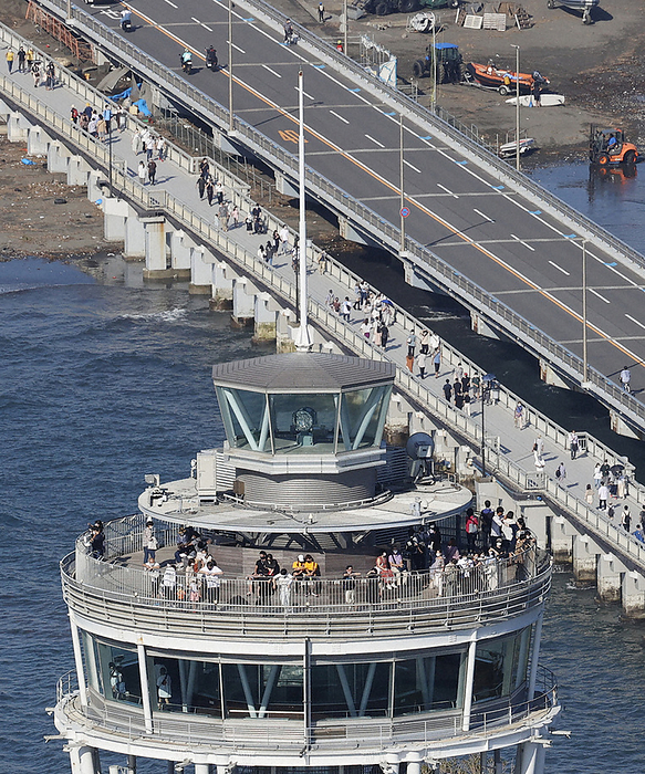 This was the first weekend after the declaration of the state of emergency was lifted in the Enoshima area of Fujisawa City, Kanagawa Prefecture. In the foreground is the Enoshima Observation Lighthouse, and the bridge in the background is the Enoshima Bridge. The Enoshima area in Fujisawa City, Kanagawa Prefecture, on the first weekend after the declaration of the state of emergency was lifted. In the foreground is the Enoshima Observation Lighthouse, and the bridge in the background is the Enoshima Bridge.