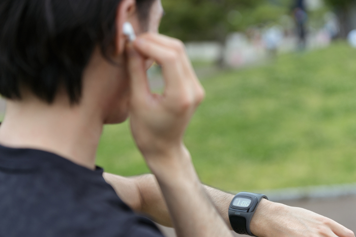 Young Japanese man exercising and using a smartwatch (People)