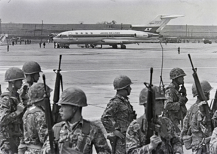 The Yodo-go hijacking incident Kimpo Airport initially disguised itself as a North Korean airport to welcome the Yodo-go, but the perpetrators were detected, and tense negotiations continued under heavy guard.