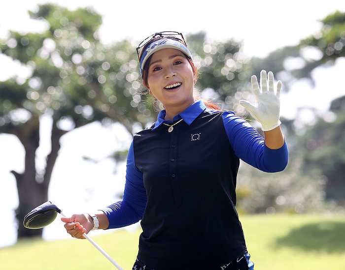 2021 Stanley Ladies First Day Serena Aoki waves after her tee shot on the 2nd tee on the 1st day of the Stanley Ladies Golf Tournament, October 8, 2021  Date 20211008  Location Tomei Country Club