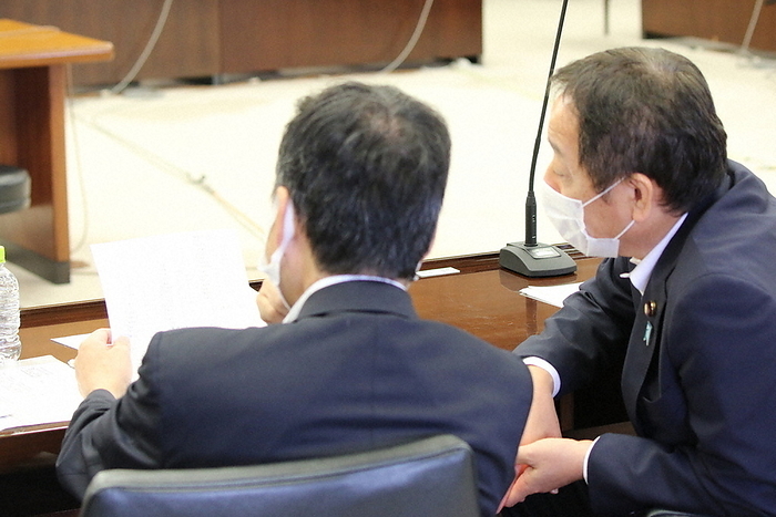 LDP members Dai Shimamura  left  and Shukou Sonoda  right  talk over a faction list during a Upper House Health and Labor Committee meeting. Mr. Shimamura took the list and began reading it, seemingly oblivious to his surroundings. LDP lawmakers Dai Shimamura  left  and Shukou Sonoda  right  talk over a faction list during a Upper House Health, Labor and Welfare Committee meeting. Shimamura took the roster and began reading it, seemingly oblivious to his surroundings.  Photo by Hiroyuki Oba, 11:40 a.m., September 6, 2021  