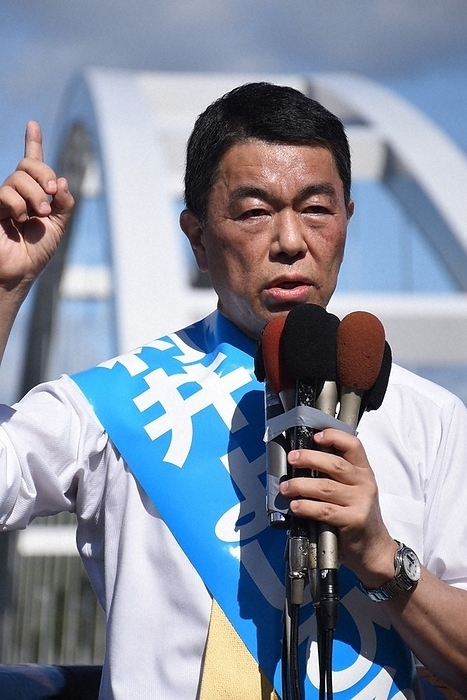 Incumbent Yoshihiro Murai makes his first speech with the Kesennuma Oshima Bridge in the background. Incumbent Yoshihiro Murai makes his first speech with the Kesennuma Oshima Bridge in the background, in Kesennuma City at 11:33 a.m. on October 14, 2021.