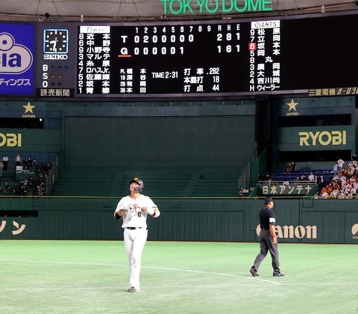 2021 Professional Baseball Giant Hanshin. 2 outs in the 7th inning, second base, and a walk to Yugoro Yuto Sakamoto of the Giants. Photographed at Tokyo Dome on October 12, 2021. 