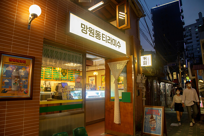 Ikseon dong Hanok Village in Seoul Ikseon dong, Sep 9, 2021 : A dessert cafe, Mangwondong Tiramisu at Ikseon dong in Seoul, South Korea. Ikseon dong Hanok Village is one of the oldest residential areas which has been turned into commercial districts in Seoul.  Photo by Lee Jae Won AFLO   SOUTH KOREA 