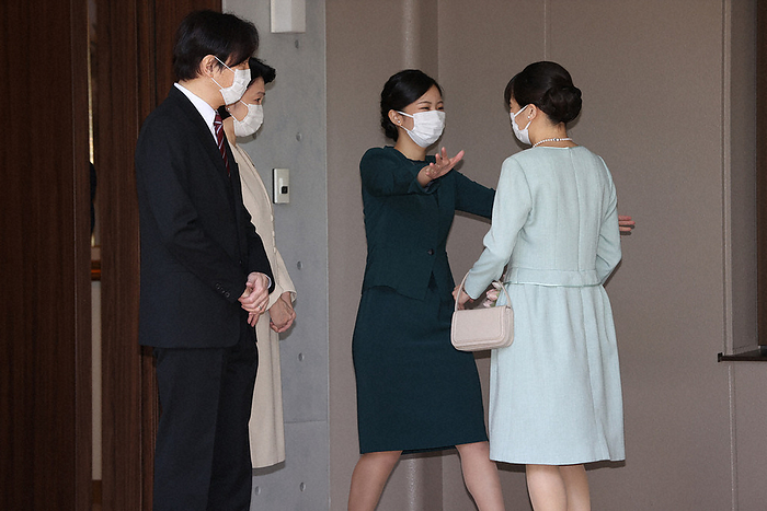 Princess Mako Marries: Leaves Prince Akishino s Residence Princess Mako, the eldest daughter of Prince and Princess Akishino, leaves her residence in Akasaka Imperial Villa. Mako, the eldest daughter of His Imperial Highness Prince Akishino, embraces her second daughter, Princess Kako, as Mr. and Mrs. Akishino see her off, in Minato Ward, Tokyo, October 2, 2021. 10:00 a.m. on October 6  photo by representative 