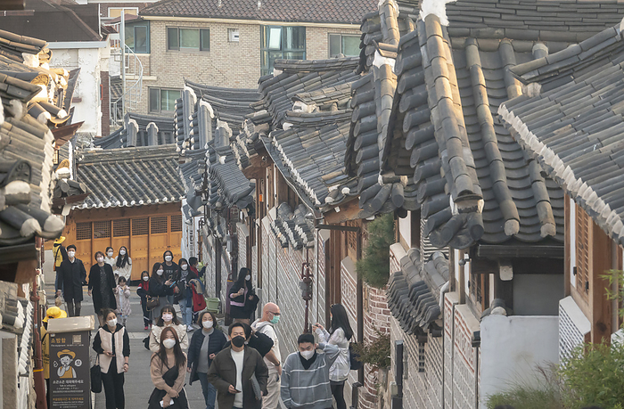 Bukchon Hanok Village in Seoul Bukchon Hanok Village, Oct 24, 2021 : Bukchon Hanok Village in Seoul, South Korea. The Korean traditional village is one of the most popular spots for tourists and locals.  Photo by Lee Jae Won AFLO   SOUTH KOREA 