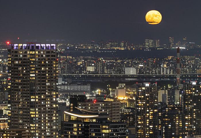Kachidoki 2021 09 21 A Waning Gibbous moon rises in the horizon one day before the Autumn Equinox. Kachidoki, Chuo city, Tokyo, Japan. Photo by Ivo Gonzalez