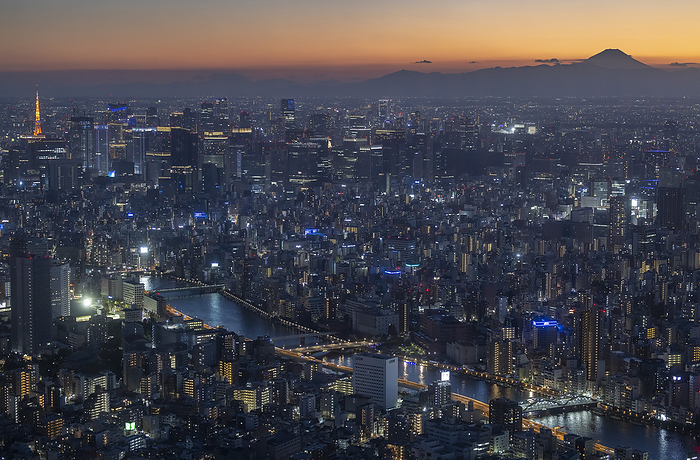 Mount Fuji 2021 09 20   Tokyo Tower, Mount Fuji and Tokyo buildings with Sumida river in the foreground are seen from the Sky Tree in the beginning of the evening. Photo by Ivo Gonzalez
