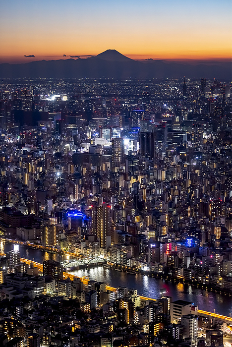 Mount Fuji 2021 09 20   Mount Fuji and Tokyo buildings with Sumida river in the foreground are seen from the Sky Tree in the beginning of the evening. Photo by Ivo Gonzalez