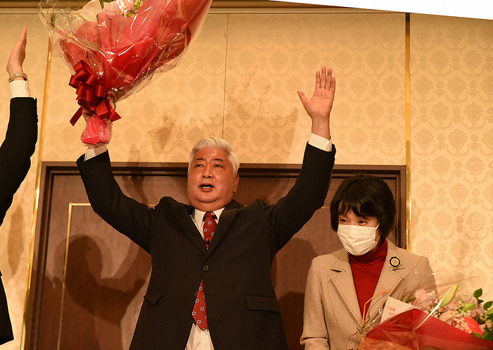2021 House of Representatives Election Date Gen Nakatani  left , holding a bouquet of flowers, celebrates his election for the 11th time at 8:26 p.m. on October 31 at Takasu Sunaji, Kochi City, Takuto Imanishi. Photo taken October 31, 2021, Japan Kochi Prefecture