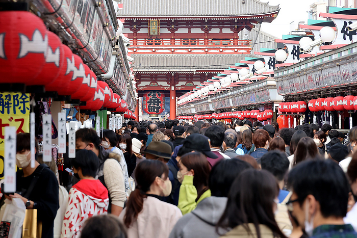 Asakusa s Nakamise shopping street is cowded with tourists November 7, 2021, Tokyo, Japan   Asakusa district s Nakamise shopping street, an approach to the Sensoji temple is crowded with tourists in Tokyo on Sunday, November 7, 2021. 21 people were infected with the COVID 19 on November 7 after a state of emergency was removed at the end of September.      Photo by Yoshio Tsunoda AFLO  