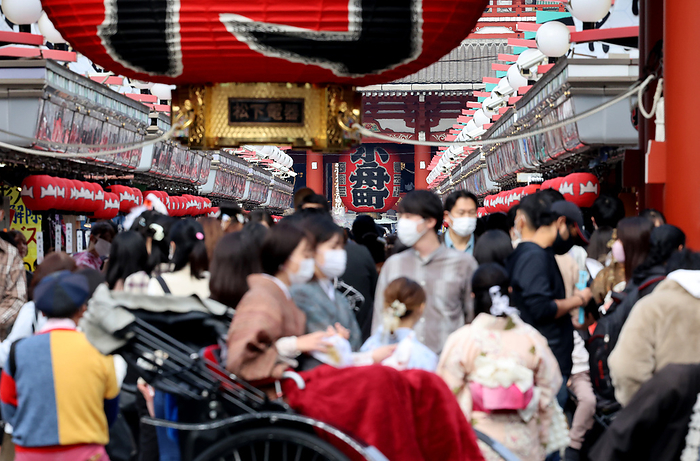 Asakusa s Nakamise shopping street is cowded with tourists November 7, 2021, Tokyo, Japan   Asakusa district s Nakamise shopping street, an approach to the Sensoji temple is crowded with tourists in Tokyo on Sunday, November 7, 2021. 21 people were infected with the COVID 19 on November 7 after a state of emergency was removed at the end of September.      Photo by Yoshio Tsunoda AFLO  