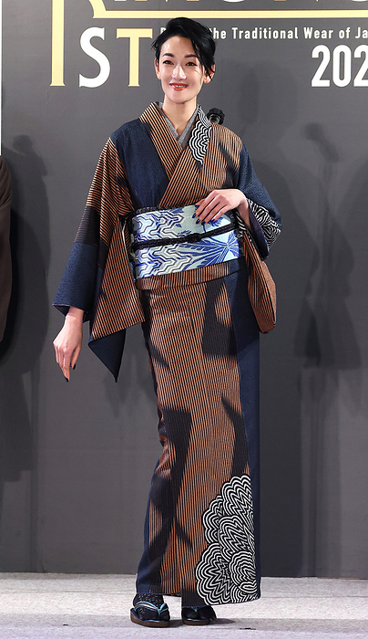 The first Kimonost award ceremony is held in Tokyo November 9, 2021, Tokyo, Japan   Japanese model Ai Tominaga displays kimono as she receives the first  Kimonoist   award for the promotion of Japanese traditional dresses in Tokyo on Tuesday, November 9 2021.      Photo by Yoshio Tsunoda AFLO  