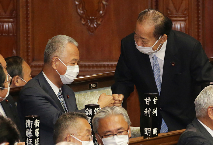 Special Diet session convened to inaugurate the second Kishida Cabinet. Plenary Session of the House of Representatives Akira Amari and Toshihiro Nikai