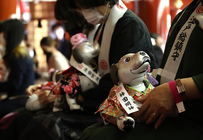 Sony s robot dog Aibo celebrates 753 festival for their third birthday November 12, 2021, Tokyo, Japan   Japanese electronics giant Sony s robot dog Aibo are held by their owners at the Kanda shrine as they have purified with their owners by Shinto priest for the 753 festival in Tokyo on Friday, November 12, 2021. 753, shichi go san is a festival to celebrate growth of children aged 7, 5 and 3 while pet robot Aibo celebrated their third birthday.       Photo by Yoshio Tsunoda AFLO 
