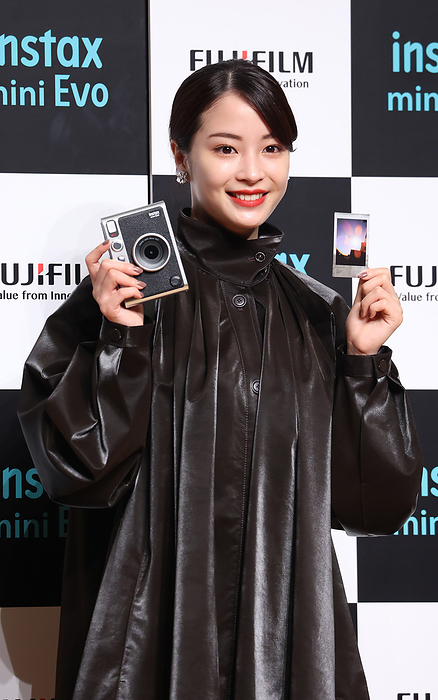Presentation of new instax  Cheki  products November 17, 2021, Tokyo, Japan   Japanese actress Suzu Hirose displays Fujifilm s new instant camera  Instax mini Evo  in Tokyo on Tuesday, November 17, 2021. Classically designed  Instax mini Evo  can be taken as an instant camera with 100 digital effects and also enables to make card sized prints transferred from smart phones. Fujifilm will put it on the market on December 3.         Photo by Yoshio Tsunoda AFLO  