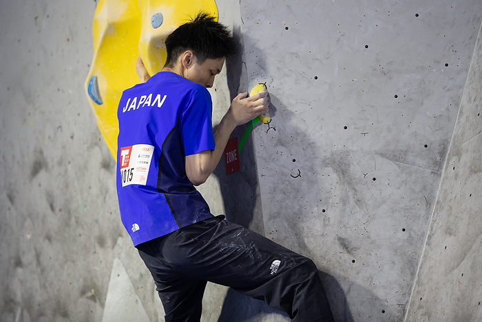 The Sport Climbing Japan Cup 2021  Top of the Top 2021   Taisei Ishimatsu during the Sport Climbing Japan Cup 2021  Top of the Top 2021  Men s Boulder Semi final at Katsushika City Sport Climbing Center in Tokyo, Japan, November 23, 2021.  Photo by JMSCA AFLO 