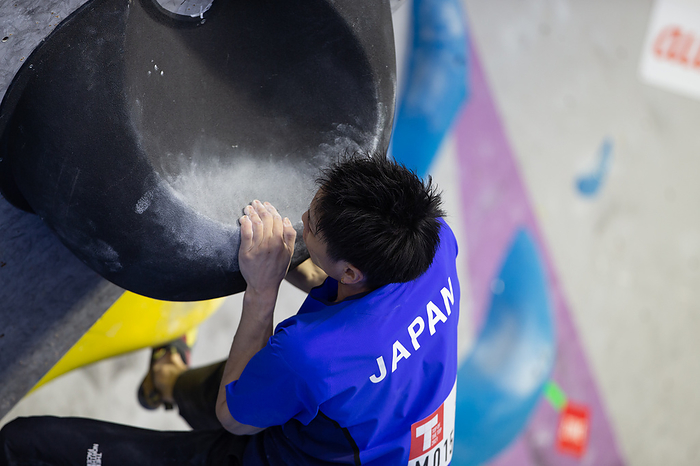 The Sport Climbing Japan Cup 2021  Top of the Top 2021   Taisei Ishimatsu during the Sport Climbing Japan Cup 2021  Top of the Top 2021  Men s Boulder Semi final at Katsushika City Sport Climbing Center in Tokyo, Japan, November 23, 2021.  Photo by JMSCA AFLO 