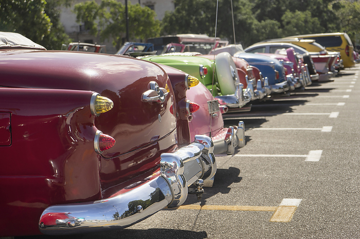 Havanna Kuba Multi colored cars parked in parking lot on sunny day, Photo by Robert Niedring