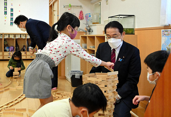 Prime Minister Fumio Kishida interacts with school children. Prime Minister Fumio Kishida interacts with school children in Shinjuku Ward, Tokyo, on the morning of November 25, 2021. 10:36 a.m.  Representative photo 