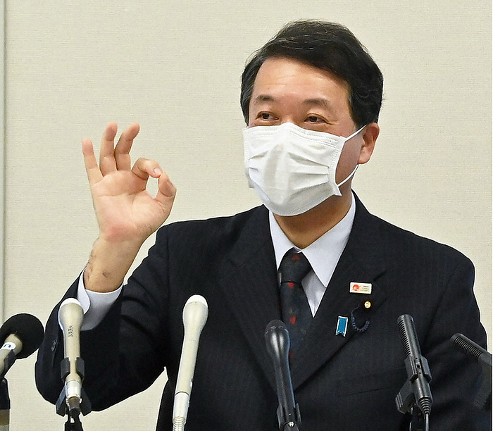 Izumida, a Liberal Democratic Party member, held a press conference, accusing the prefectural assembly of demanding back taxes. Hirohiko Izumida, a member of the House of Representatives, recalls with hand gestures the scene where he allegedly received a request for money from Isao Hoshino, a member of the Niigata Prefectural Assembly of the Liberal Democratic Party, at a press conference on the issue of his claim that he was asked for back taxes when he ran for the Niigata 5th district in the lower house election, at the 2nd Rep. The scene took place at 1:05 p.m. on December 1, 2021, at the second chamber of the House of Representatives in Chiyoda Ward, Tokyo. Photo by Nishi Natsuo