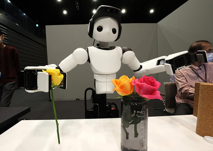 Sony demonstrates the new robot hand at the Sony Technology Day event December 7, 2021, Tokyo, Japan   Japanese electronics giant Sony s humanoid robot grips a single rose for its demonstration for Sony s Technology Day event at Sony s headquarters in Tokyo on Tuesday, December 7, 2021. Sony developed the new manipulator enables to grasp unknown objects using special fingertips which detect signs of object slippage and adjust gripping forces.      Photo by Yoshio Tsunoda AFLO 
