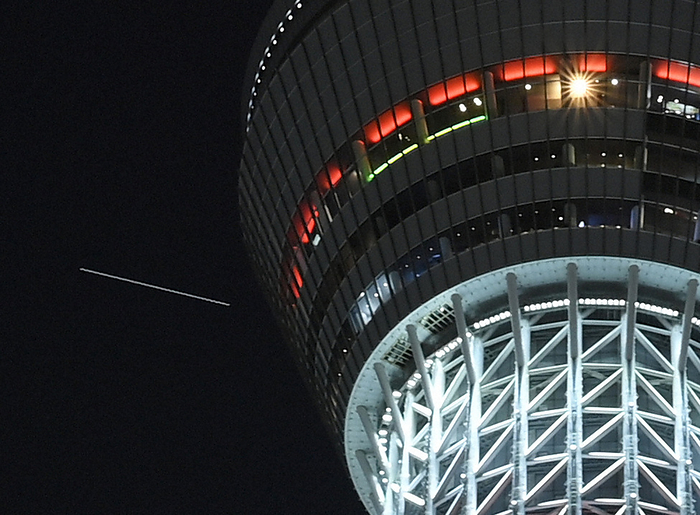 The ISS s light trajectory  right to left  carrying Yusaku Maezawa and others flies past Tokyo Sky Tree. The ISS light trail  right to left  carrying Yusaku Maezawa and other astronauts flies beyond the Tokyo Sky Tree in Sumida Ward, Tokyo 202 Photo by Koichiro Tezuka at 5:38 p.m. on December 9, 2001  2 second exposure 