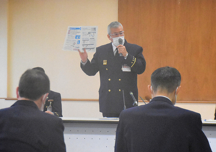 Hirotaka Yamauchi  center , director of the Kyoto City Fire Bureau, gives a lecture while holding up a pamphlet on the guidelines he compiled after the Kyoto Animation Arson and Murder case. Hirotaka Yamauchi  center , director of the Kyoto City Fire Bureau, gives a lecture while holding up a pamphlet of guidelines compiled after the Kyoto Animation Arson and Murder case, at the city fire bureau in 2021. Photo by Kanae Soejima, December 20, 2010, 10:00 a.m., Japan Kyoto Prefecture Kyoto City