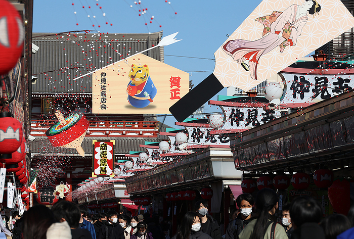 Year end 2021 Nakamise shopping street, Asakusa December 23, 2021, Tokyo, Japan   A large wooden board with a picture of tiger is displayed above the Nakamise shopping street to celebrate the upcoming  Year of the Tiger  of Chinese zodiac, an approach to the Sensoji temple in Tokyo on Thursday, December 23, 2021. People enjoy to stroll under the colorful New Year s decorations.     Photo by Yoshio Tsunoda AFLO  