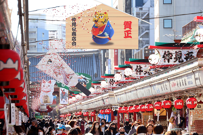 Year end 2021 Nakamise shopping street, Asakusa December 23, 2021, Tokyo, Japan   A large wooden board with a picture of tiger is displayed above the Nakamise shopping street to celebrate the upcoming  Year of the Tiger  of Chinese zodiac, an approach to the Sensoji temple in Tokyo on Thursday, December 23, 2021. People enjoy to stroll under the colorful New Year s decorations.     Photo by Yoshio Tsunoda AFLO  