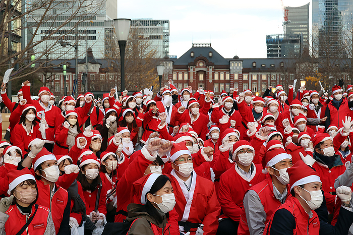 Office workers collect garbage at Marunouchi business district December 23, 2021, Tokyo, Japan   Some 260 office workers in Santa costumes gather for garbage collection walk at  Tokyo s Marunouchi business district at the  Christmas Santa Clean up Walk 2021  on Thursday, December 23, 2021.      Photo by Yoshio Tsunoda AFLO 