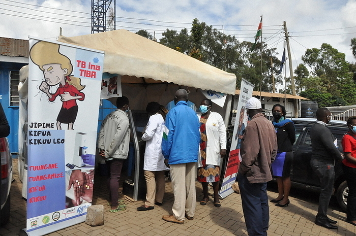 Tent with a screening machine to ask about the presence or absence of TB symptoms. A tent with a screening machine to inquire about the presence or absence of TB symptoms in Nairobi, Kenya, November 22, 2021, 10:07 p.m. Photo by Tomoko Igarashi.