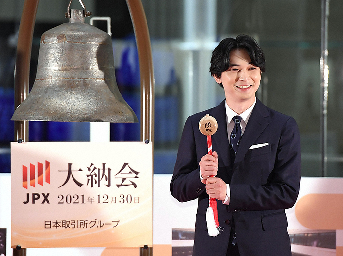 2021 TSE Grand Finale Actor Ryo Yoshizawa attends the striking of the bell at the grand closing ceremony of the Tokyo Stock Exchange at 3:14 p.m. on December 30, 2021 in Chuo ku, Tokyo.