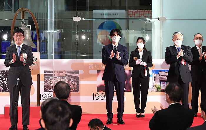 2021 TSE Grand Finale Actor Ryo Yoshizawa  center  and others hand clasp at the Tokyo Stock Exchange s grand closing ceremony. Mr. Yoshizawa played the role of Shibusawa Eiichi, who contributed to the establishment of the exchange, the predecessor of the TSE, in NHK s historical drama  Seiten wo Sukuke   Blue Sky Strikes . 20 December 30, 2009, 3:16 p.m., Ririko Maeda Photo by.