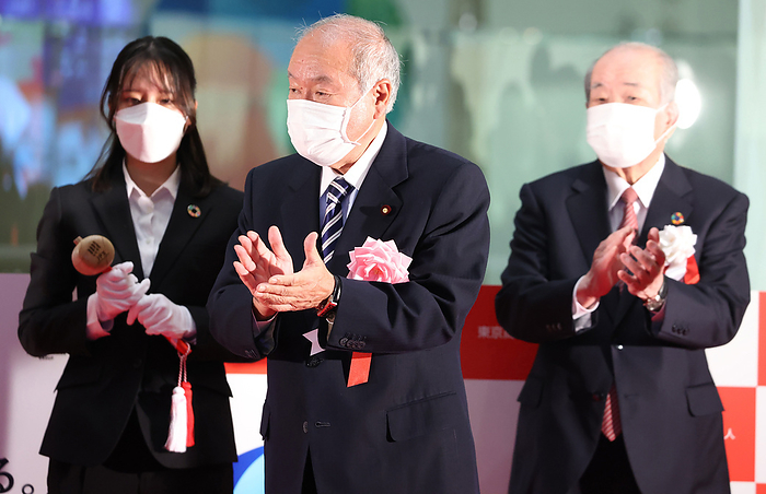 2022 TSE Grand Opening January 4, 2022, Tokyo, Japan   Japanese Finance Minister Shunichi Suzuki  C  claps his hands at the first day trading of the year at the Tokyo Stock Exchange  TSE  in Tokyo on Tuesday, January 4, 2022.    Photo by Yoshio Tsunoda AFLO  