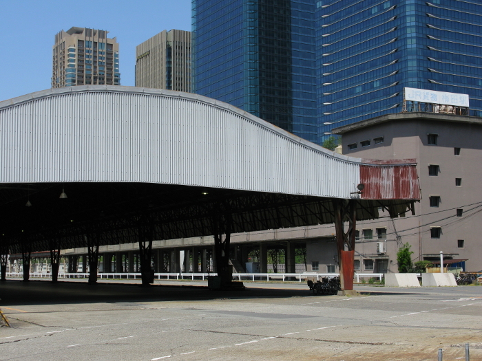 The site of Umeda Freight Station on the JR Freight Line after its demolition in 2013 and before its demolition.
